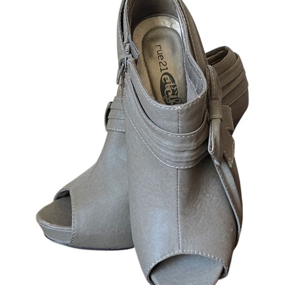 𝅺rue 21 Bootie Heels - Picture 5 of 7